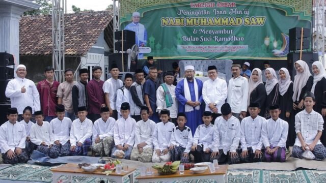 Ustaz Dede Rukmana foto bersama Camat H. Nendi Sopandi dan jamaah, usai kegiatan isra miraj di Desa Pasirela, Purwasari. (Davi Alvaro/Mediaseruni)