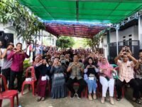 Anggota DPRD Provinsi Jawa Barat H. Jenal Aripin, S.E., foto bersama Warga Perumahan Citra Kebun Mas (CKM), Desa Bangle, Kecamatan Karawang Timur. (Iman Suryana/Mediaseruni)
