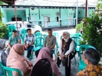 H. Jenal Aripin, SE, mengunjungi rumah duka, korban kecelakaan truk kontainer terguling di kolong Jembatan Bendasari. (Iman Suryana/Mediaseruni)