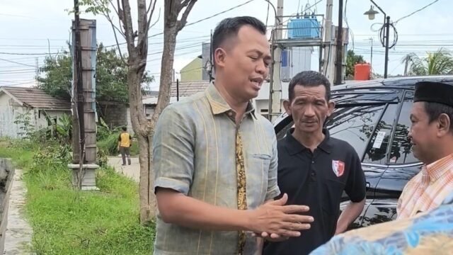 Anggota DPRD Provinsi Jawa Barat H. Jenal Aripin menyampaikan ucapan selamat menunaikan ibadah puasa kepada masyarakat Karawang dan Purwakarta. (Iman Suryana/Mediaseruni)