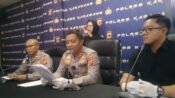 Kapolres Karawang AKBP Fiki N. Ardiansyah memberikan keterangan pers terkait penetapan sopir truk terguling sebagai tersangka. (Davi/Mediaseruni)