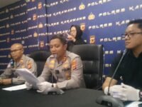 Kapolres Karawang AKBP Fiki N. Ardiansyah memberikan keterangan pers terkait penetapan sopir truk terguling sebagai tersangka. (Davi/Mediaseruni)