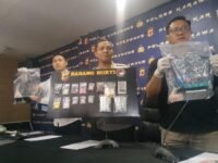 Kapolres Karawang AKBP Fiki N Ardiansyah memperlihatkan barang bukti narkoba selama Januari - Februari. (Davi Alvaro/Mediaseruni)