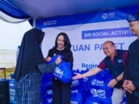 RCEO BRI Region 9 Dewi Hestiningrum didampingi jajaran Insan BRILIaN, menyalurkan bantuan sembako di Kelurahan Braga, Bandung. (Ist)