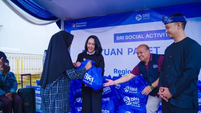 RCEO BRI Region 9 Dewi Hestiningrum didampingi jajaran Insan BRILIaN, menyalurkan bantuan sembako di Kelurahan Braga, Bandung. (Ist)