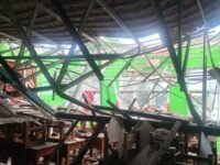 Penampakan atap sekolah SDN Jomin Barat III di Kecamatan Kotabaru yang ambruk. (Asep Suherman/Mediaseruni)