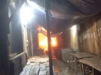 Api mengamuk di Pasar Rebo Purwakarta meluluhlantakan kios pedagang. Kerugian ditaksir mencapai ratusan juta rupiah. (Yeni Afianti)