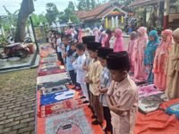 Siswa SDN Jomin Barat 2 di Cikampek, Karawang, Jawa Barat, secara rutin menjalankan program salat duha berjamaah dan istigasah setiap pagi. (Asep Suherman/Mediaseruni)