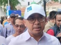 Wali Kota Bandung Muhammad Farhan memberi keterangan pers terkait penanganan sampah selama ramadan. (Ist)