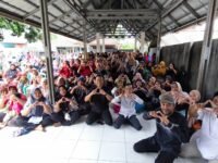 H. Jenal Aripin foto bersama usai reses di Desa Cinta Langgeng, Karawang, Jawa Barat. (Iman Suryana/Mediaseruni)