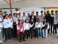 Ketua MIO Kabupaten Garut Rusmana (tujuh kanan) diapit Ketua MIO Jabar (enam kanan) dan Ketum MIO Indonesia AYS Prayogi (delapan kanan). (Mediaseruni)