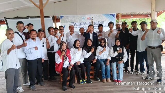 Ketua MIO Kabupaten Garut Rusmana (tujuh kanan) diapit Ketua MIO Jabar (enam kanan) dan Ketum MIO Indonesia AYS Prayogi (delapan kanan). (Mediaseruni)