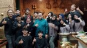 Anggota DPR RI Dapil Jabar II, Ahmad Heryawan (tengah), foto bersama usai berbuka dengan pengurus organisasi Gema Keadilan KBB. (Chandra Permana/Mediaseruni)