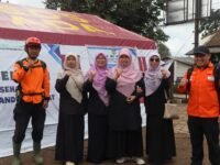 Relawan PKS KBB mendampingi kunjungan Kaukus Perempuan Parlemen DPRD Jawa Barat dan IKIAD DPRD Jabarke lokasi longsor di Desa Pasirlangu dan Desa Kertawangi.(Dadan Saepudin/Mediaseruni)