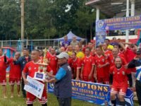 Legenda Persinga Ngamprah saat menerima Piala Juara 2 Kategori Bronze pada ajang Turnamen Legend U-45+ Piala Ketua PSSI Kabupaten Bandung Barat. (Dadan Saepudin/Mediaseruni)