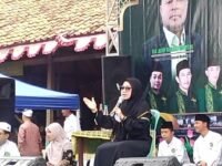 Ustadzah Kondang asal Tasikmalaya Hj Aah Nurul Muhibbah Ceramah di Pondok Pesantren Hikmatul Muhajirin Wanci Mekar Kotabaru. (Asep Suherman/Mediaseruni)