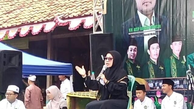 Ustadzah Kondang asal Tasikmalaya Hj Aah Nurul Muhibbah Ceramah di Pondok Pesantren Hikmatul Muhajirin Wanci Mekar Kotabaru. (Asep Suherman/Mediaseruni)
