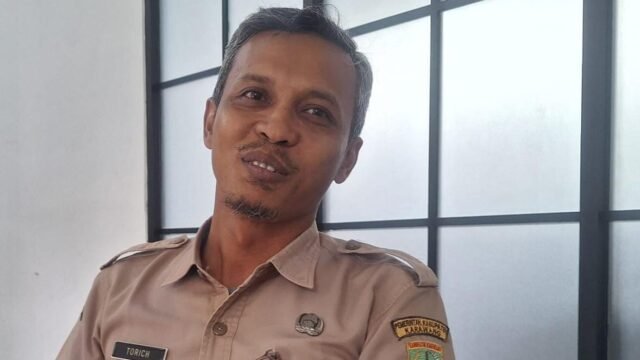 Kabid Adminduk Disdukcapil Karawang Torich Haerachman, S.T, menejelaskan program layanan Tarik Data dan X-Men. (ist)