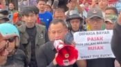 Anggota DPRD komisi III Kabupaten Karawang H. Erick Heryawan Kusumah, SE., menemui langsung para pengunjuk rasa yang menuntut perbaikan jalan berlubang. (Davi Alvaro/Mediaseruni)