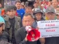 Anggota DPRD komisi III Kabupaten Karawang H. Erick Heryawan Kusumah, SE., menemui langsung para pengunjuk rasa yang menuntut perbaikan jalan berlubang. (Davi Alvaro/Mediaseruni)