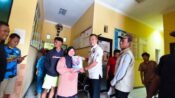 Anggota DPRD Jabar H. Jenal Aripin menyerahkan bantuan banjir di Desa Parungsari, Telukjambe Barat. (Iman Suryana/Mediaseruni)