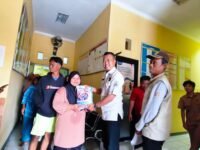 Anggota DPRD Jabar H. Jenal Aripin menyerahkan bantuan banjir di Desa Parungsari, Telukjambe Barat. (Iman Suryana/Mediaseruni)
