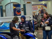 Kader Partai NasDem bagi-bagi takjil kepada pengendara yang melintas di depan kantor Sekretariatnya. (Chandra/Mediaseruni)