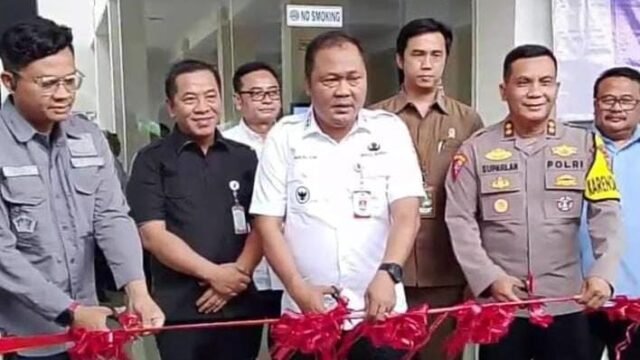 Bupati Karawang Aep Syepuloh didampingi Wabup Maslani meresmikan MPP Cikampek. (Asep Suherman/Mediaseruni)