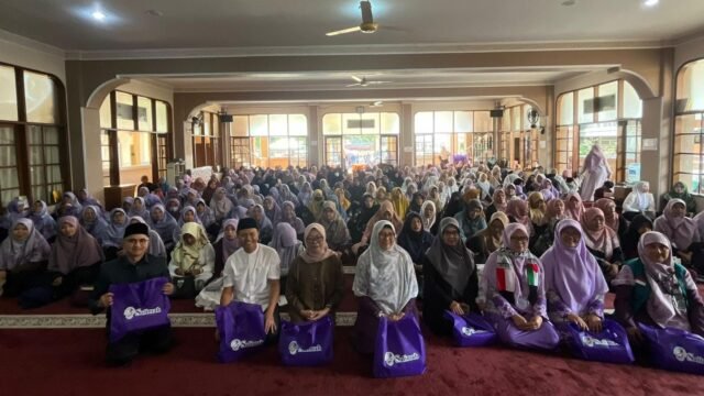 Pimpinan Daerah (PD) Persaudaraan Muslimah (Salimah) Bandung Barat foto bersama usai kegiatan. (Dadan Saepudin/Mediaseruni)