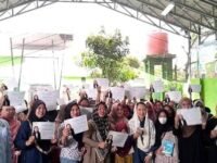 Anggota DPR RI Fraksi Golkar Puteri Komarudin (kerudung putih) usai sambutan foto bersama para orang tua siswa MI dan MTs Albarokah. (Asep Suherman/Mediaseruni)