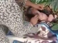 Petugas membersihkan bayi yang ditemukan di kebun milik warga Kampung Cipanggulaan Desa Kompa Kecamatan Parungkuda, Kabupaten Sukabumi. (Ist)