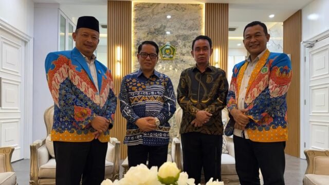 Sekjen Kemenag RI, Prof. Dr. Phil. H. Kamaruddin Amin, M.A. didampingi Dirjen GTK, Dr. Fesal Musaad, M.Pd. melakukan pertemuan dengan PB PGMNI. (Dadan Saepudin/Mediaseruni)