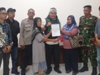 Para pihak yang bersengketa batas tanah di Dusun Bakankiara, foto bersama usai penandatanganan damai. (Asep Suherman/Mediaseruni)