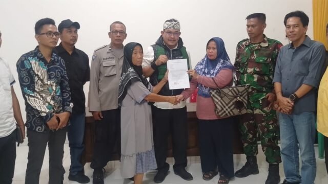 Para pihak yang bersengketa batas tanah di Dusun Bakankiara, foto bersama usai penandatanganan damai. (Asep Suherman/Mediaseruni)