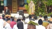 Kepala Sekolah SDN Cikampek Utara 3 Kotabaru, Hj Siti Saodah SPd MA memberikan sambutan pesatren kilat di sekolahnya. (Asep Suherman/Mediaseruni)