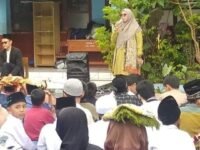 Kepala Sekolah SDN Cikampek Utara 3 Kotabaru, Hj Siti Saodah SPd MA memberikan sambutan pesatren kilat di sekolahnya. (Asep Suherman/Mediaseruni)