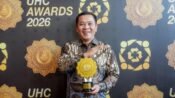 Bupati Karawang Aep Syaepuloh usai menerima penghargaan Universal Health Coverage Awards 2026 kategori Madya. (Ist)