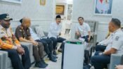 Bupati Karawang H. Aep Syaepuloh bersama Forkopimda, menerima kunjungan Menteri Sosial Saifullah Yusuf dan Menteri Desa dan PDT Yandri Susanto saat sosialisasi DTSEN. Hadir dalam kegiatan tersebut anggota DPR RI Rieke Diah Pitaloka, unsur TNI dan Kejari serta Kadinsos Jabar dan sejumlah pejabat penting. (Istimewa)