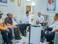 Bupati Karawang H. Aep Syaepuloh bersama Forkopimda, menerima kunjungan Menteri Sosial Saifullah Yusuf dan Menteri Desa dan PDT Yandri Susanto saat sosialisasi DTSEN. Hadir dalam kegiatan tersebut anggota DPR RI Rieke Diah Pitaloka, unsur TNI dan Kejari serta Kadinsos Jabar dan sejumlah pejabat penting. (Istimewa)