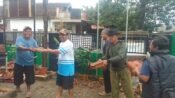 Linmas Jomin Timur lakukan kerja bakti di halaman Desa Jomin Timur, mereka terlihat semangat dan kompak. (Asep Suherman/Mediaseruni)