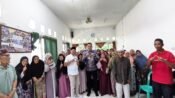 H. Jenal Aripin (tengah) foto bersama usai kegiatan pengawasan penyelenggaraan pemerintahan di Kecamatan Tegalwaru Kabupaten Karawang. (Iman Suryana/Mediaseruni)