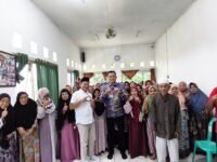H. Jenal Aripin (tengah) foto bersama usai kegiatan pengawasan penyelenggaraan pemerintahan di Kecamatan Tegalwaru Kabupaten Karawang. (Iman Suryana/Mediaseruni)