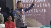 Anggota DPRD Jabar H. Jenal Aripin mengimbau warga Karawang agar memilih kepala desa yang mampu membangun desanya. (Iman Suryana/Mediaseruni)