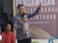 Anggota DPRD Jabar H. Jenal Aripin mengimbau warga Karawang agar memilih kepala desa yang mampu membangun desanya. (Iman Suryana/Mediaseruni)