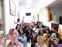 Anggota DPRD Provinsi Jawa Barat H. Jenal Aripin, SE., menjalin silaturahmi dengan masyarakat Kecamatan Tegalwaru, Karawang. (Iman Suryana/Mediaseruni)