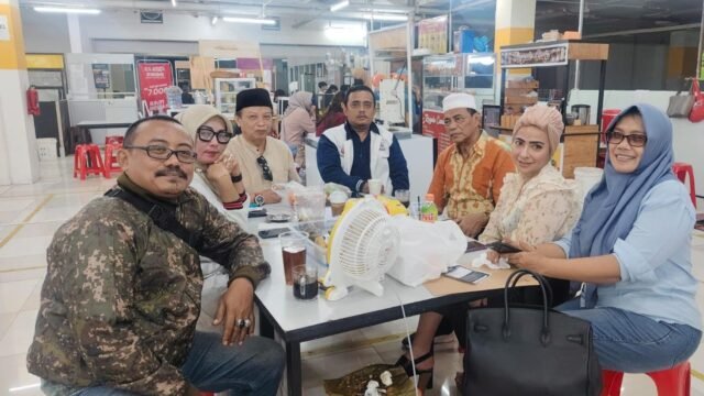 Rapat pembentukan panitia bukber dan santunan anak yatim MIO Imdonesia di Kantin Green Pramuka Tower Pino Basement, kawasan Apartemen Green Pramuka City, Jalan Jenderal Ahmad Yani Kav. 49, Cempaka Putih, Jakarta Pusat. (Humas MIO Indonesia)
