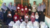 Keluarga besar TK An-Nida foto bersama anak yatim piatu usai menyerahkan santunan dan bantuan sembako. (Dadan Saepudin/Mediaseruni)