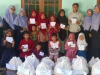 Keluarga besar TK An-Nida foto bersama anak yatim piatu usai menyerahkan santunan dan bantuan sembako. (Dadan Saepudin/Mediaseruni)