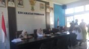 Pembagian bantuan sosial untuk guru ngaji amil dan marbot di kecamatan Purwasari. (Davi Alvaro/Mediaseruni)