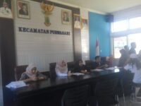 Pembagian bantuan sosial untuk guru ngaji amil dan marbot di kecamatan Purwasari. (Davi Alvaro/Mediaseruni)
